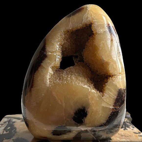 SOLD 🐉 Septarian Egg Nodule // Madagascar 🐉//UV reactive! - Picture 10 of 16